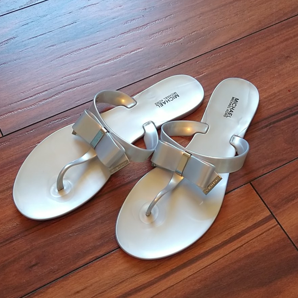 Micheal Kors Kamden Bow Flat Jelly Sandal| Silver